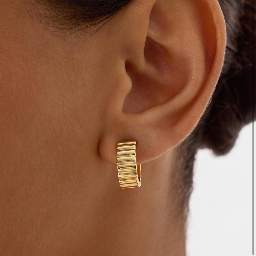 14k Gold plated ribbed elegant gold hoops 💛✨